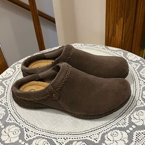 New! Clarks clogs